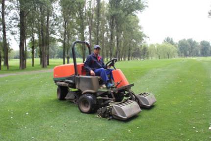 宜春球迷自发修复足球场草坪守护球队主场！(图1)